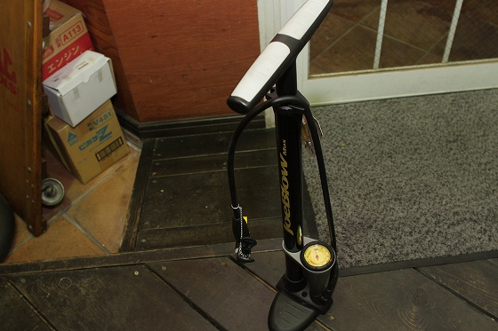 自転車と共用可能な空気圧メーター付きポンプ