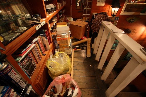 片付け途中で思考停止状態に陥る散らかった部屋