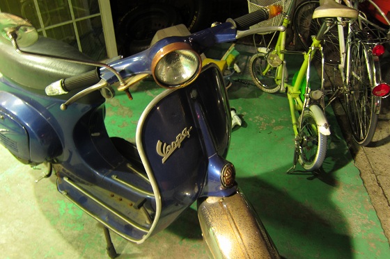 柏のレストラン前に放置されていたvespa50s。