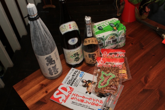 差し入れとして頂いた酒・菓子・雑誌などの写真
