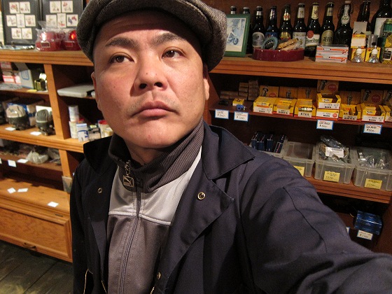 冬用の作業服として着ている首元が暖かいジャージ姿