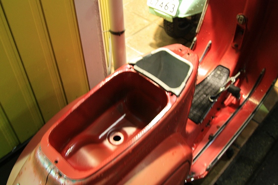 フューエルタンクとツールボックスを取り付けた看板車の全体像