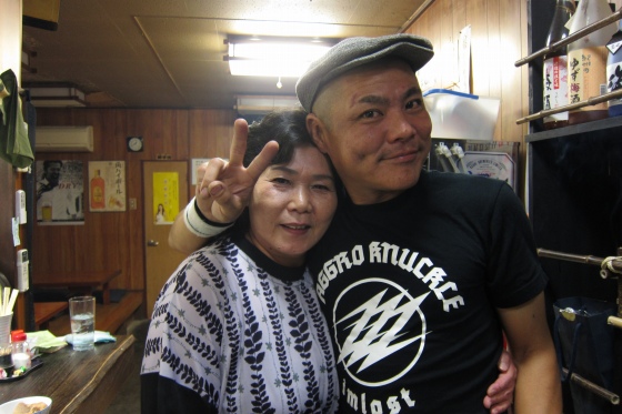 ギターを持った川田さんご夫妻の写真。
