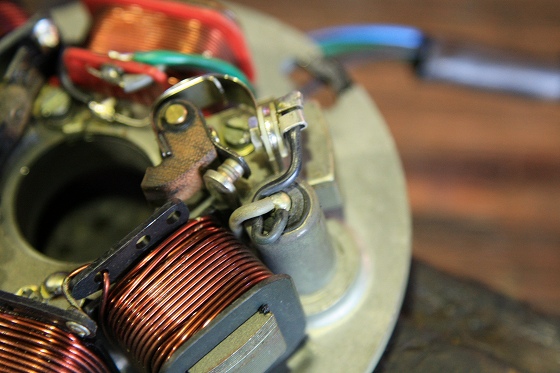 コンデンサーを交換中のP125X
