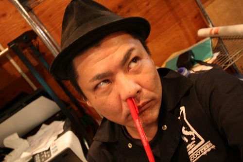 鼻にペンを突っ込む自画像?