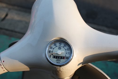 少し曲がって取り付けられていたvespa50sのスピードメーター。