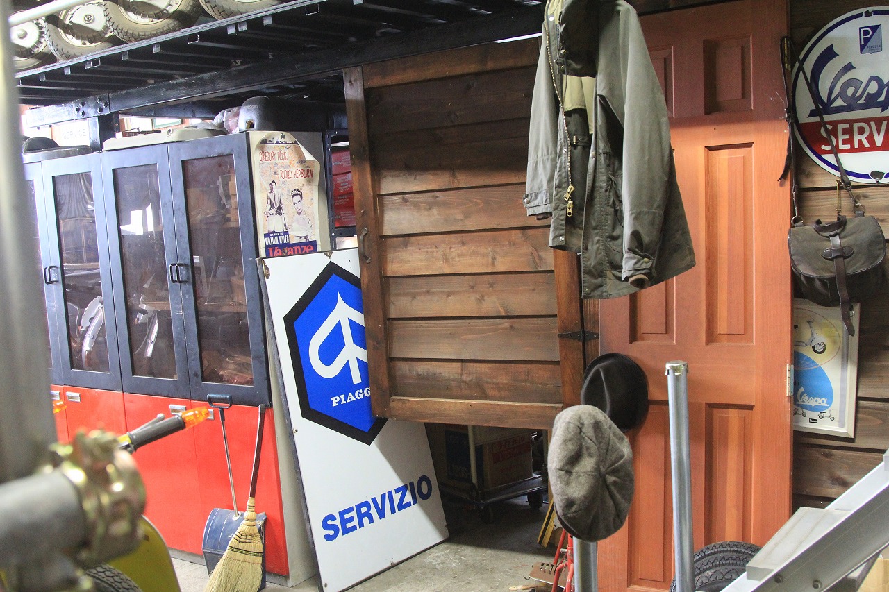 扉の奥にあるエンジンやパーツを保管している小部屋