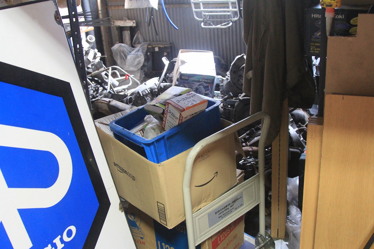 整理前で立ち入れない状態の部屋内部