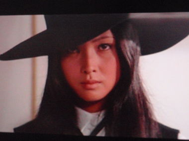 雑誌のグラビアに登場する女性モデルの写真