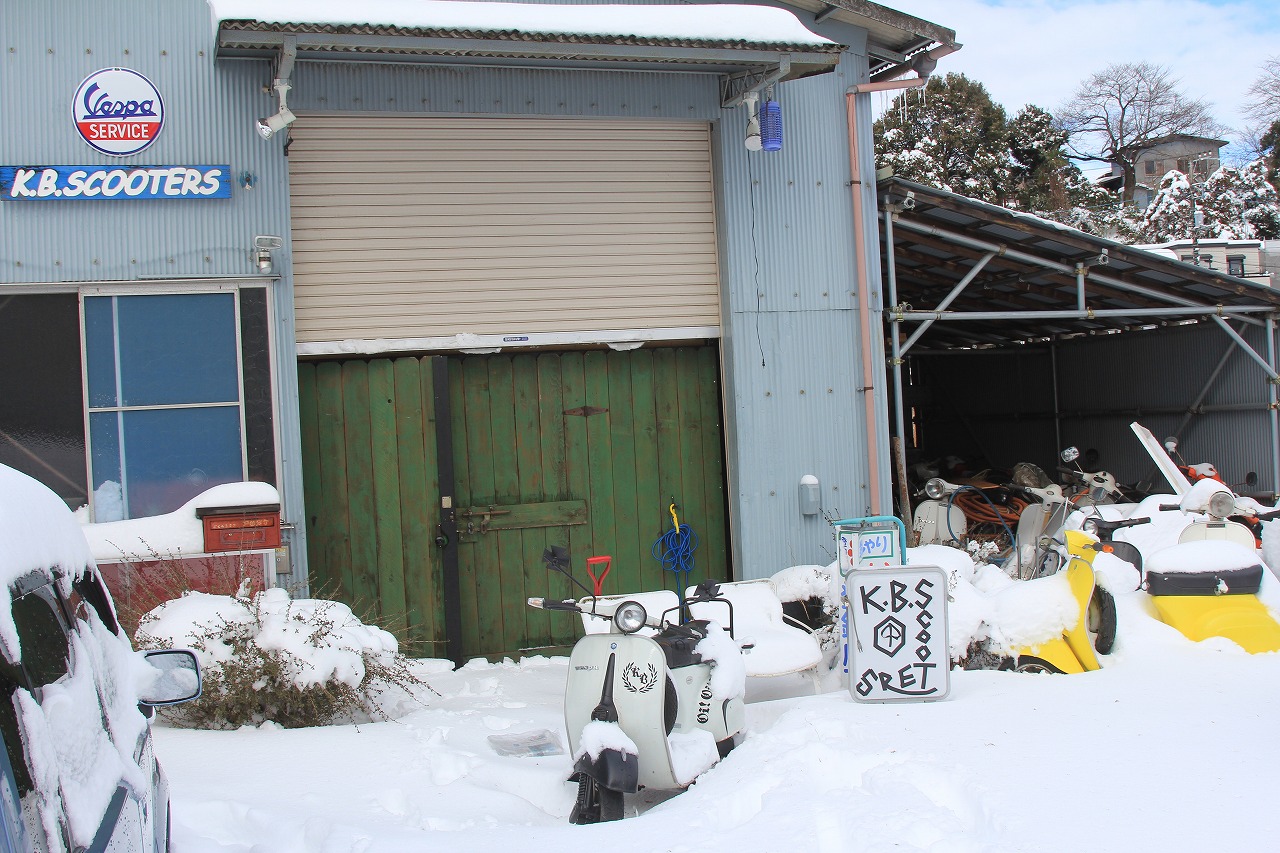 雪でドアが開かずトイレに行けなかった朝の店外の様子