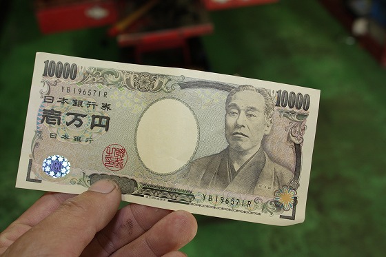 諭吉さんの1万円札を手にした写真