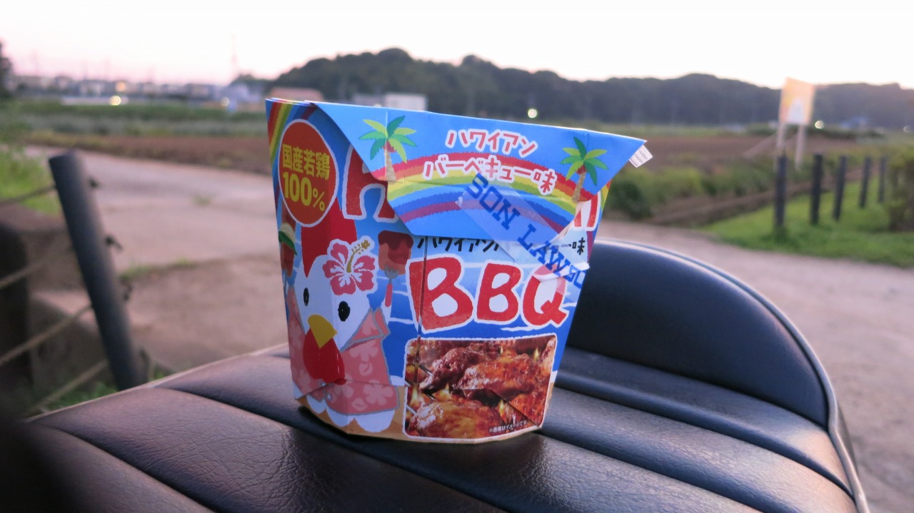 からあげクン ハワイアンバーベキュー味を試食中