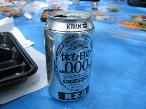ノンアルコールビールを手にしたお花見の一コマ