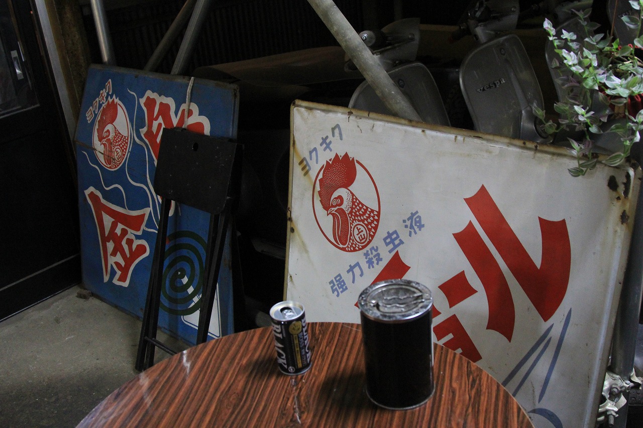 倉庫時代から置かれていたキンチョーの看板