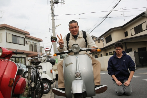 18歳のベスパ乗りが納車されたばかりの車両にまたがっている様子