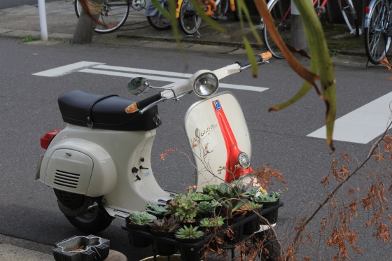 修理中のVespa100とO様への連絡案内