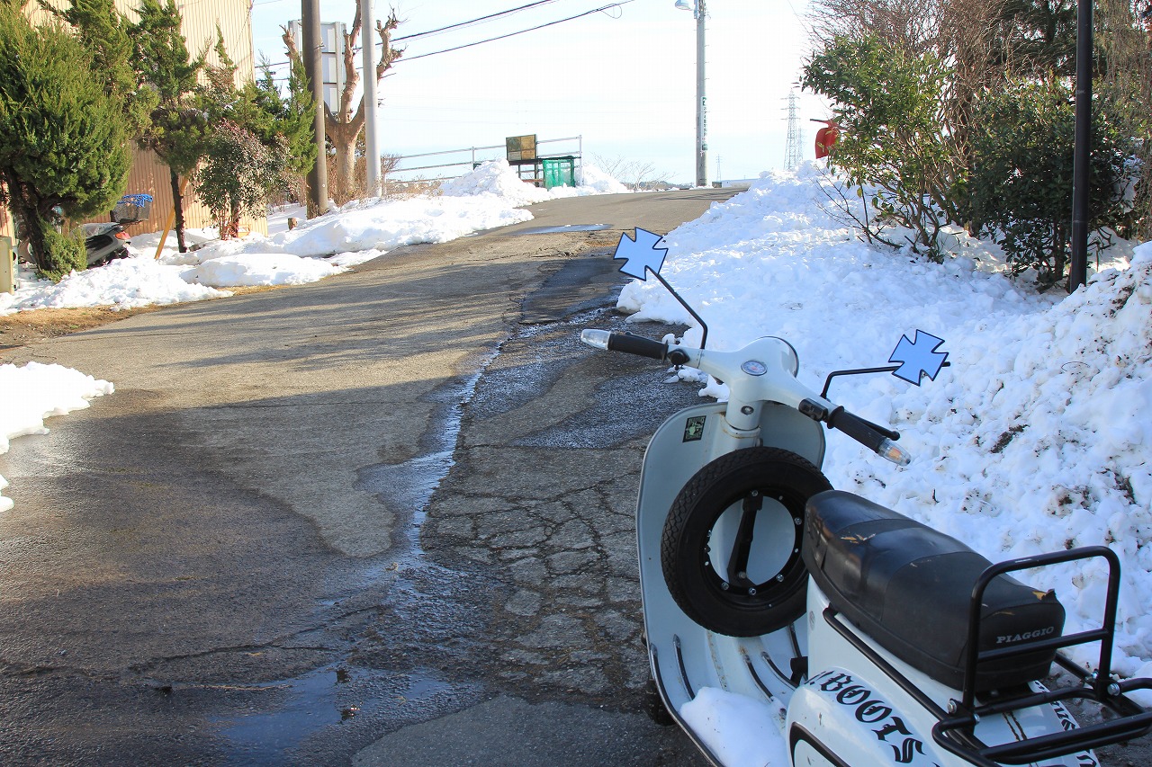 雪かきを終えた後の店舗前、大家さん一家と頑張った跡