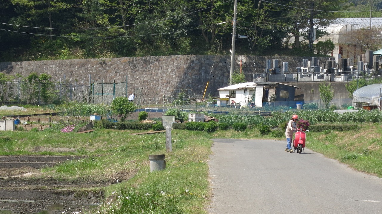 ベスパ教習前に立つIちゃんと教習車両の様子