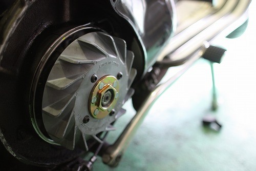 P200Eにベスパトロニックを装着している作業中の様子
