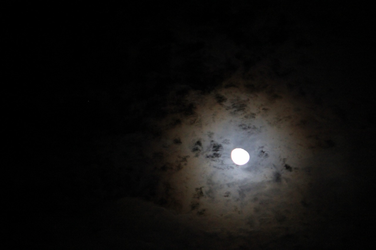 月暈の出た夜空