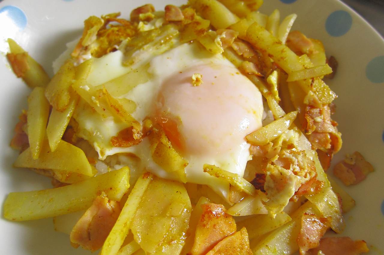 目玉焼きとカレー味のジャガイモの炒め物
