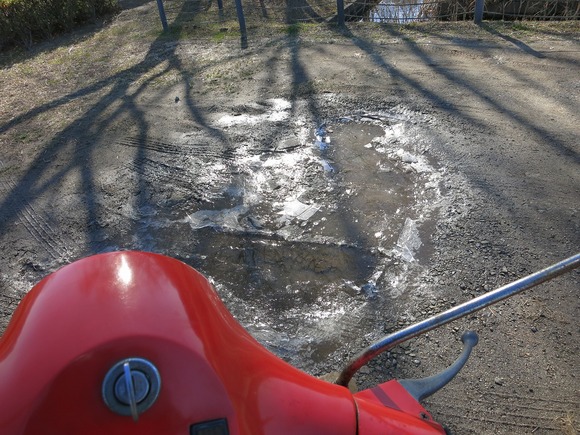水たまりに張った氷とその割れた様子
