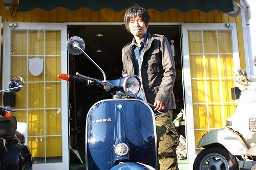 S様に納車されたベスパ、屋外での記念撮影