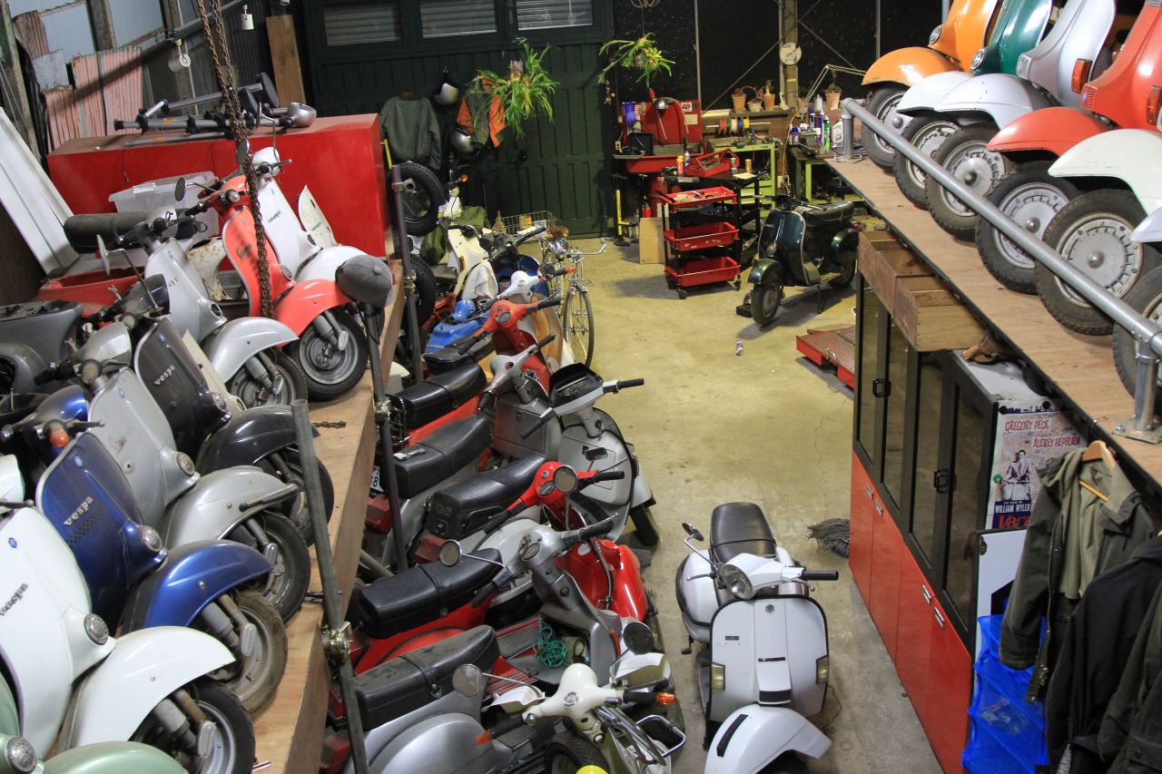 中二階から見下ろしたK.B.SCOOTERS店内風景