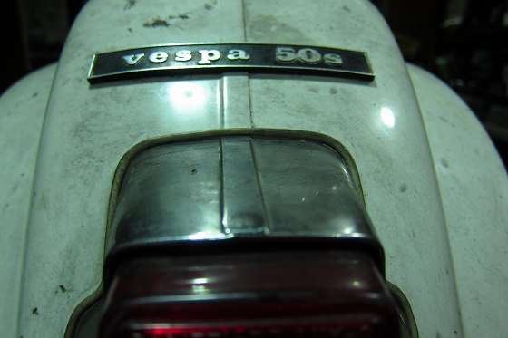 vespa50sの修理作業に取りかかった直後の様子。
