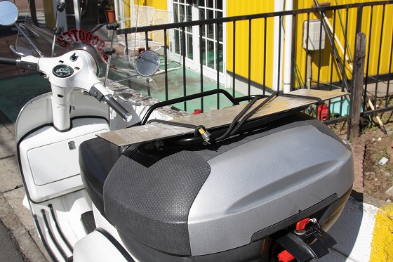 リアキャリアに荷物を載せたベスパ、通勤途中の活躍シーン