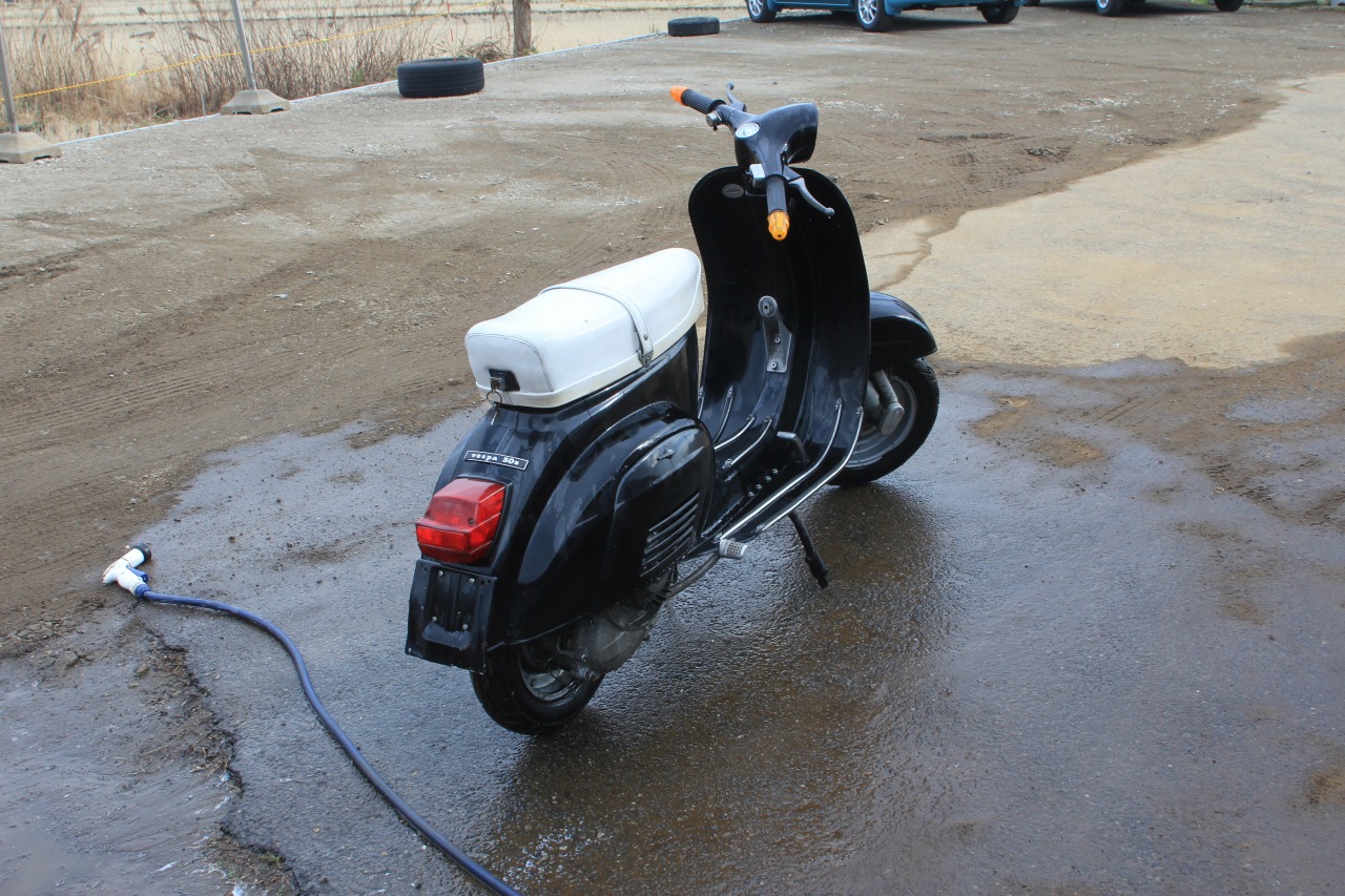 洗車前のベスパ50s
