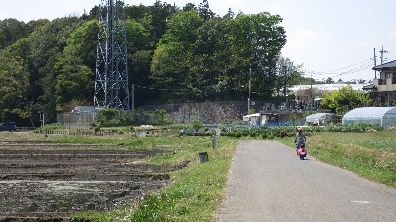 ベスパ教習中、走行と停止の練習中の様子