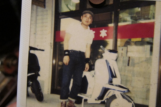 23歳当時、塗り上がったSX200と写る筆者