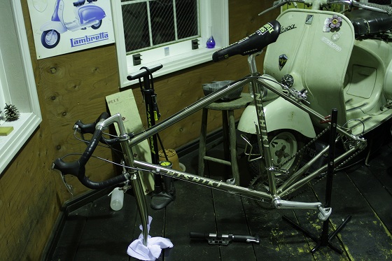 休日に整備された自転車の写真