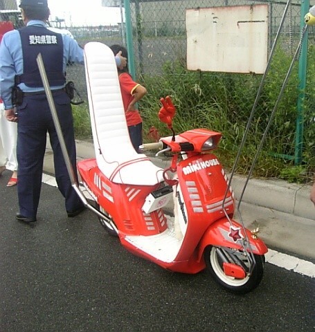 公道で走れそうにない尖った仕様のVespa