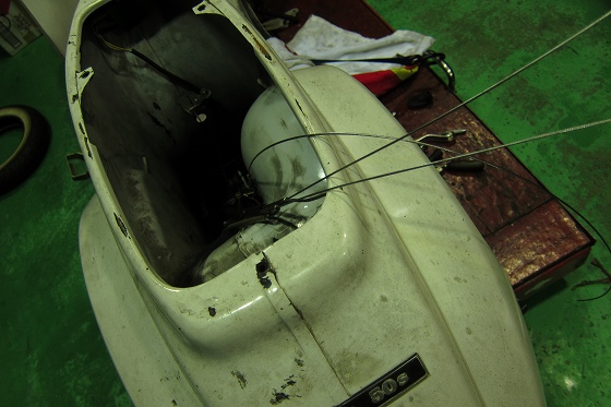 車体のケーブル類をすべて入れ替えているところ。