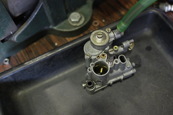 オーバーフロー実験中のキャブレター単体