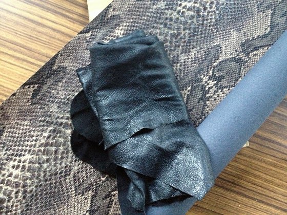 純正パーツを使用したストラップ作成工程の様子