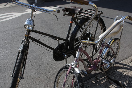 柏パトロール用自転車を倉庫に運び入れ中