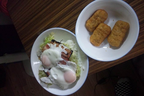 初めての自炊で作ったベーコンエッグ丼