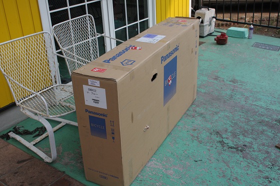 新しく届いた箱入りのスポーツ自転車
