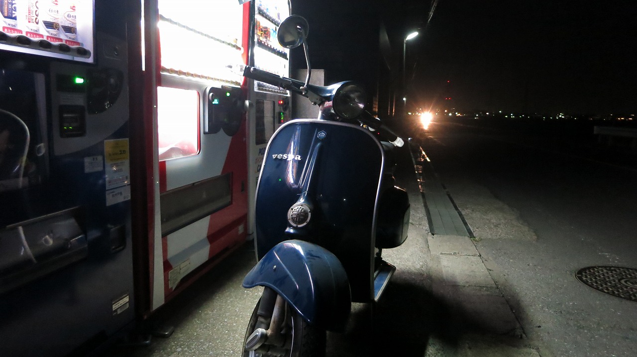 夜間試運転に出発する前のvespa100