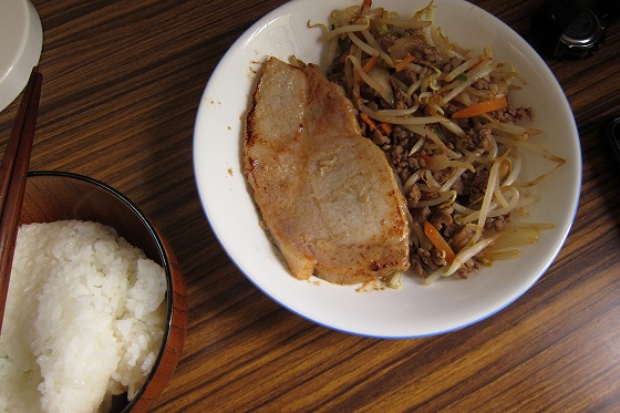 豚ステーキとひき肉炒めのボリューム満点ランチ