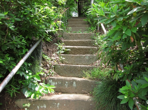 道路脇に続く苔むした石段