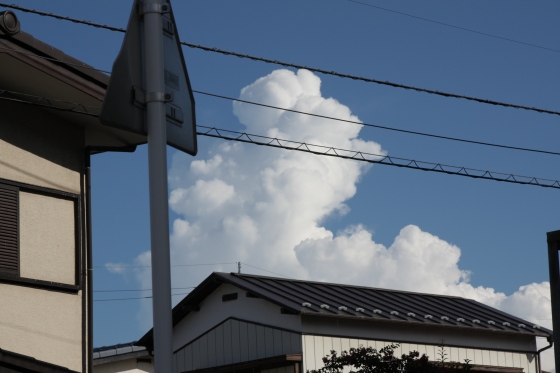 真夏のような入道雲と青空