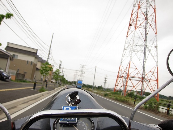 朝から試運転するベスパと曇り空の風景