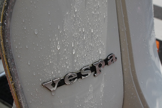 水洗いで洗車中の愛車ベスパのリアビュー