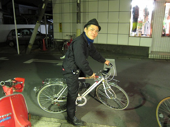 身長に対して小さすぎる自転車にまたがる筆者