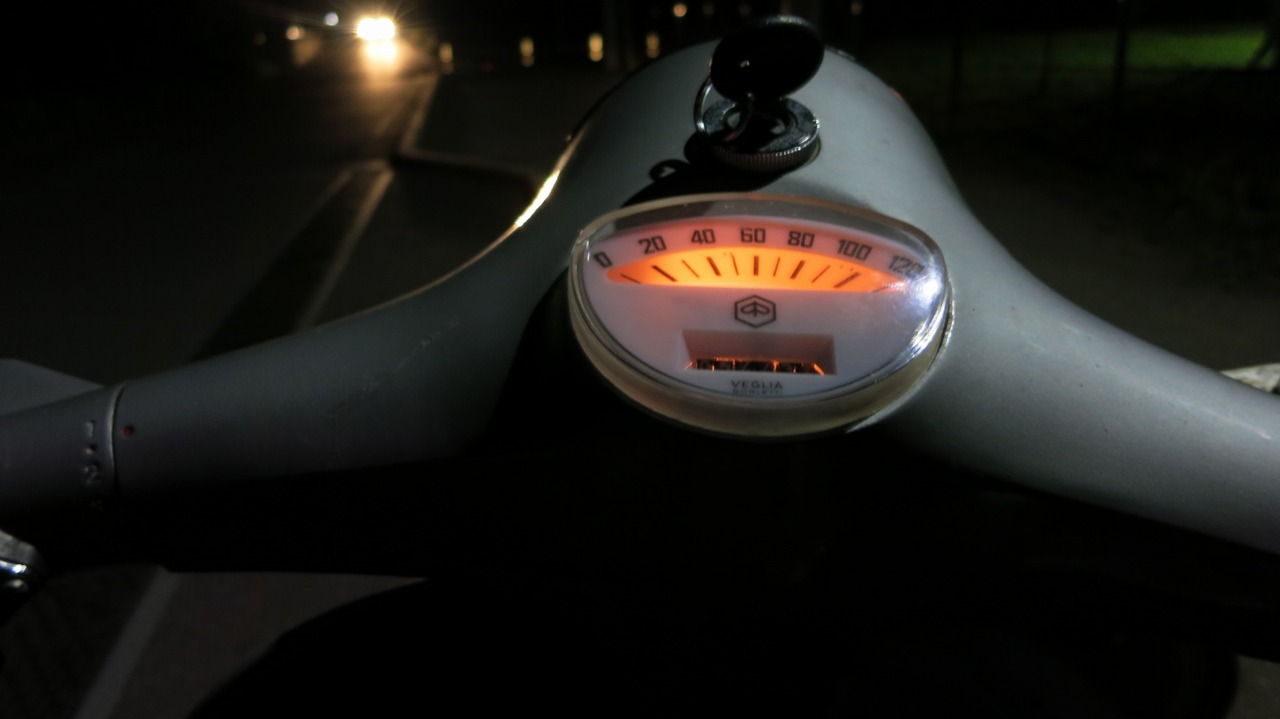 夜間試運転中のET3の前照灯