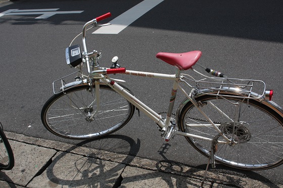 柏の街をパトロールする専用ベスパ車両